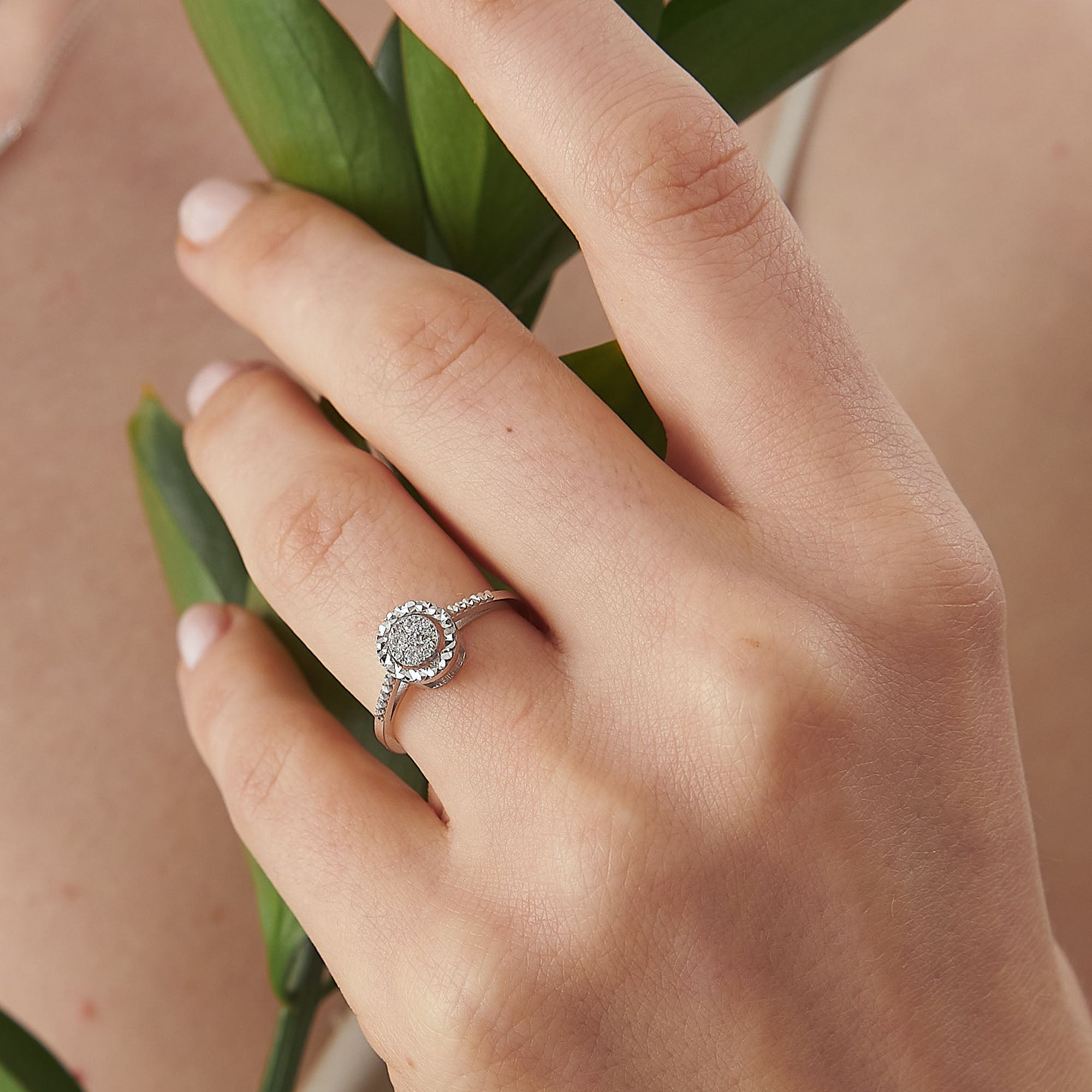 8K White Gold Round Diamond Edge Stone Engagament Ring