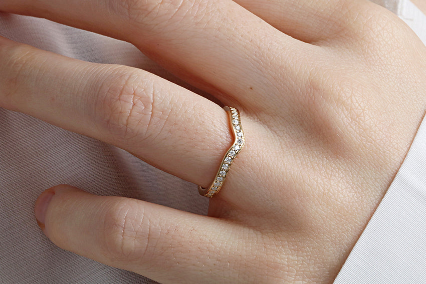 14K Gold V Shape Rhythm Diamond Wedding Band