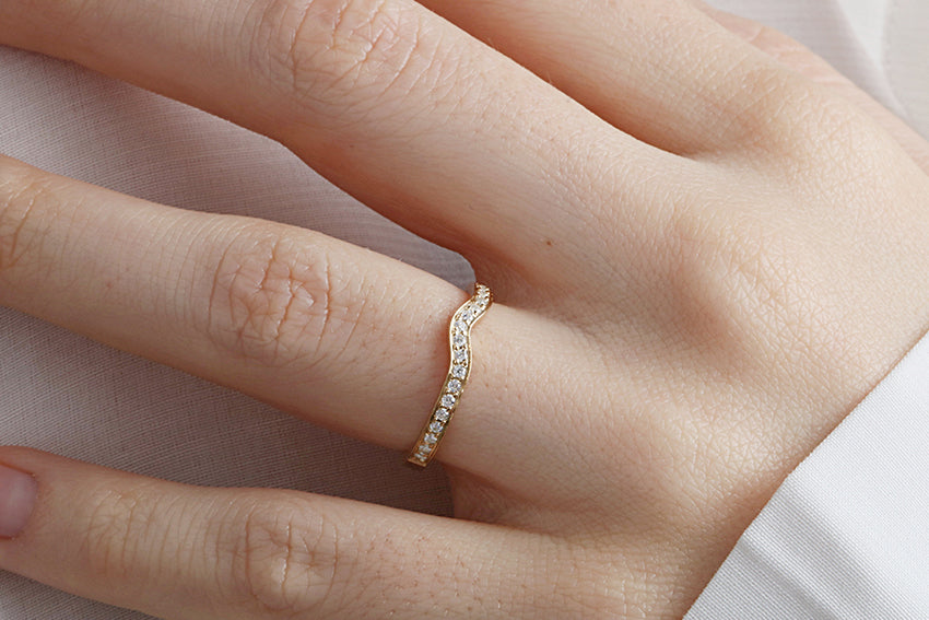 14K Gold V Shape Rhythm Diamond Wedding Band
