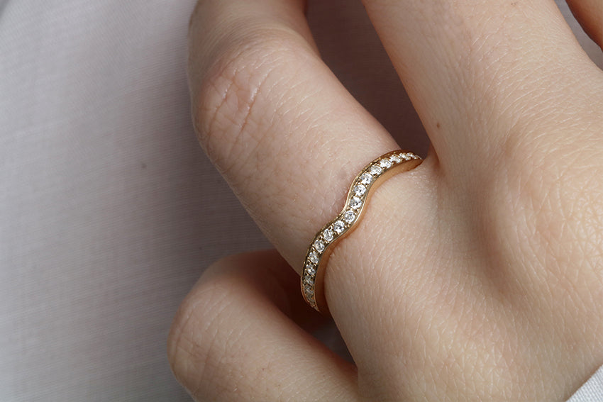 14K Gold V Shape Rhythm Diamond Wedding Band